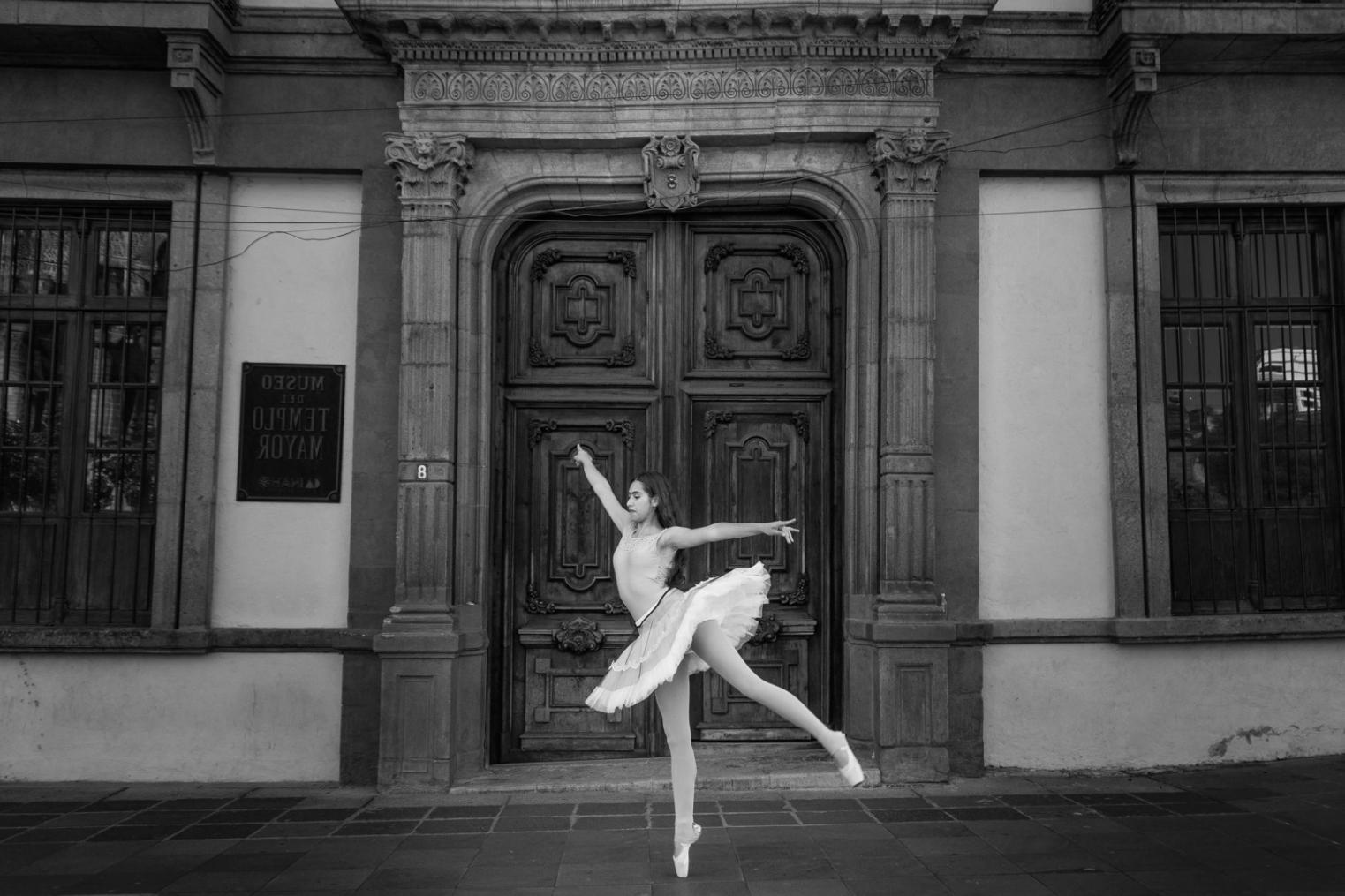 Учасники занять з аеробних танців в енергійній атмосфері